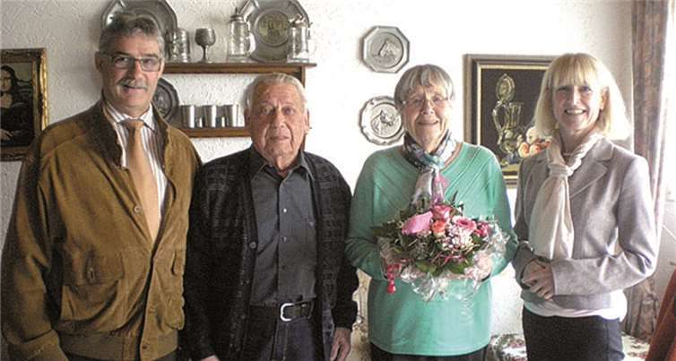 Die beiden rüstigen Rentner freuten sich sehr über die Glückwünsche der Koblenzer Bürgermeisterin Marie-Theres Hammes-Rosenstein (r.) und des Kesselheimer Ortsvorstehers Herbert Dott (l.).Stadt Koblenz