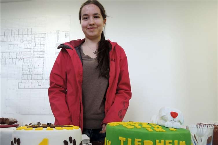 Die beiden selbst gebackenen Torten hat Julia Wolter „ihrem“ Tierheim zum Geburtstag geschenkt.BSB