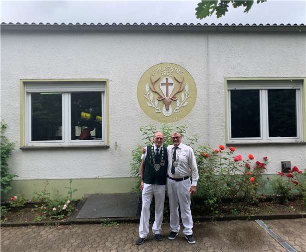 Die beiden stolzen Könige des Jahres 2019 vor der Schützenhalle. Fotos: privat