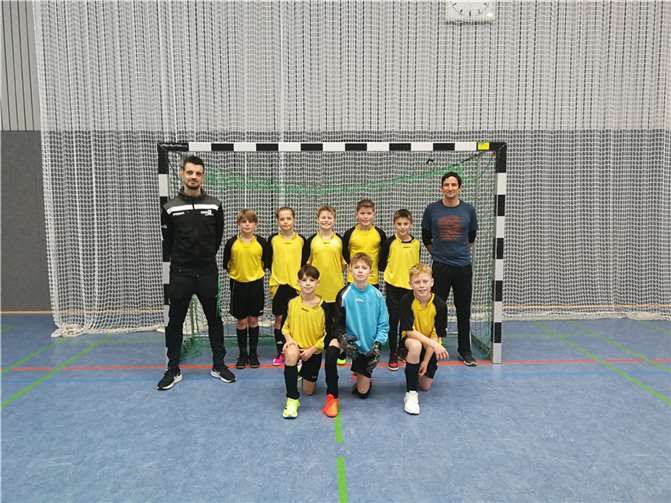 Die beiden teilnehmenden Mannschaften an der Vorrunde des Fritz-Walter-Cups mit ihren Lehrern Hr. Kickenberg & Hr. Strotzer.  Foto: Thomas Strotzer