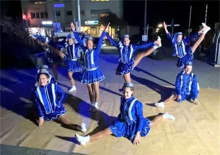 Die beiden vereinseigenen Tanzgruppen Blue Stars und Blue Velvet zeigten ihre neuen Gardetänze.  Foto: KG Rievkooche
