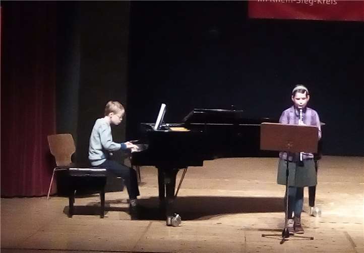 Die beiden zehnjährigen Schüler Florian Plücker (Klavier) und Neele Seeberg-Elverfeldt (Klarinette) spielten Stücke von Paul Harris.privat