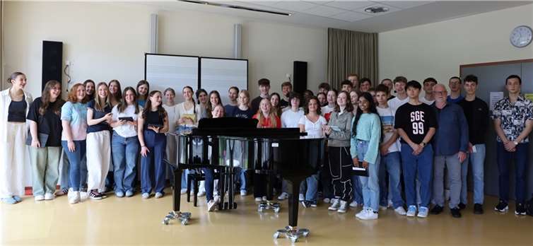 Die beiden zehnten Klassen des Landesmusikgymnasiums in Montabaur gestalten das Lebensmelodien-Konzert in Selters. Am Flügel: Musiklehrerin Sarah Neuroth. (4. v. l.): Pfarrer und Regionspädagoge Christof Haxel-Schamuhn.  Fotos: Sabine Hammann-Gonschorek