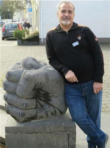 Die beim Steinbildhauersymposium in Mendig entstandene Skulptur aus Basalt, die eine Faust mit einem traurig blickenden Mann zeigt, ist auf dem Platz vor dem Alten Arresthaus zu bewundern. Foto: privat