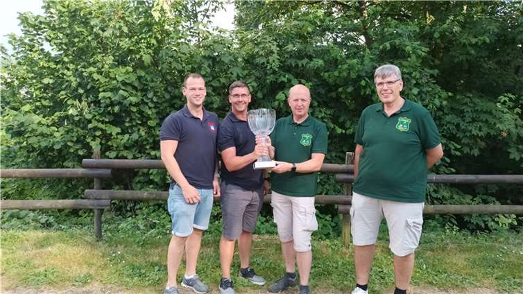 Die beim Teamschießen siegreiche Mannschaft Freiwillige Feuerwehr I (leider nicht mehr komplett) mit Norbert Hopp (Schatzmeister) und Wilhelm Langen (Brudermeister). Fotos: privat