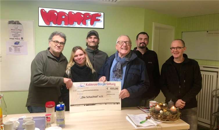 Die beim Verein tätigen Dipl.-Sozialarbeiter (FH)Jürgen Michel und Erich Weber zeigten sich sehrerfreut über die Spende. Quelle: KoblenzerBürgerStiftung