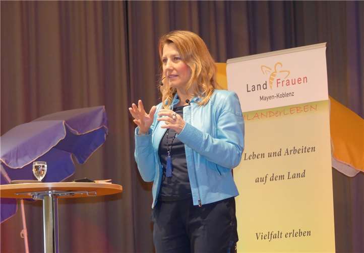Die bekannte Fernsehmoderatorin und Buchautorin Patricia Küll vermittelte als Ehrengast beim Landfrauentag Lebensfreude.Fotos: TE