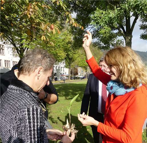 Die bekannte Gartenbauingenieurin und SWR-Moderatorin zeigte anhand von Beispielen verschiedene Möglichkeiten einer dem Klima angepassten Bepflanzung auf.