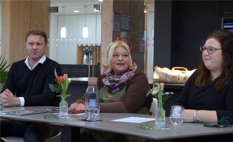 Die bekannte Moderatorin Tine Wittler gemeinsam mit Presto Humus Geschäftsführer Alexander Storr und Alexandra Menge bei der Pressekonferenz am Firmenhauptsitz in Kobern-Gondorf.