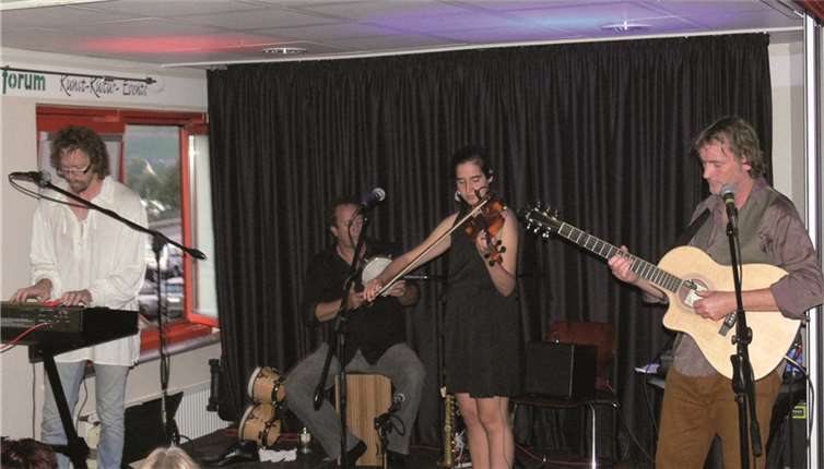 Die bekannte Musikformation „Beyondsemble“ gab zusammen mit Geigerin und Sängerin Nina Marinova ein beeindruckendes Konzert im „röhrig-forum“.TE