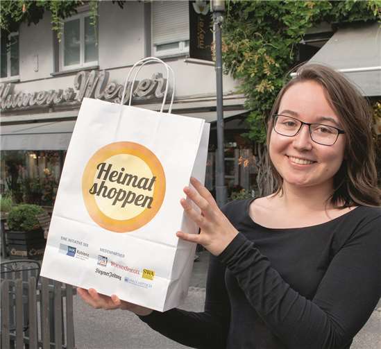 Die bekannte SWR-Gartenexpertin Heike Boomgaarden (re) kommt am 25. Oktober mit dem „Hoffnung pflanzen“ VOR-TOUR Bus nach Sinzig.