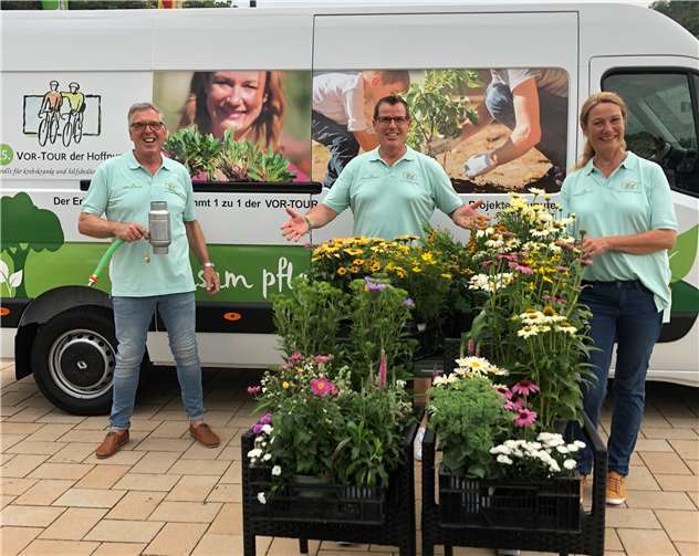 Die bekannte SWR-Gartenexpertin Heike Boomgaarden (re) kommt am 25. Oktober mit dem „Hoffnung pflanzen“ VOR-TOUR Bus nach Sinzig.