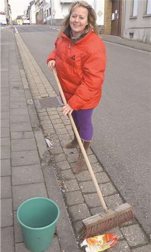 Die bekannte Weitersburger Bürgerin Annette Köbler setzt sich ein, damit Weitersburg auch in Zukunft liberal Schwerdonnerstag feiern kann.privat