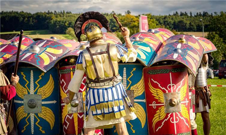 Die bekannte römische „Schildkrötenformation“, lateinisch „Testudo“, wurde zur Zeit Gaius Iulius Caesars entwickelt. Sie diente zum Schutz vor starkem Beschuss und zum geschützten Vorrücken auf befestigte, vor allem überhöhte Stellungen. Beim Erlebnistag Limes Live 2017 staunten die Besucher über diese militärische Darstellung.  Agentur Spielplan, Tobias Nettekoven