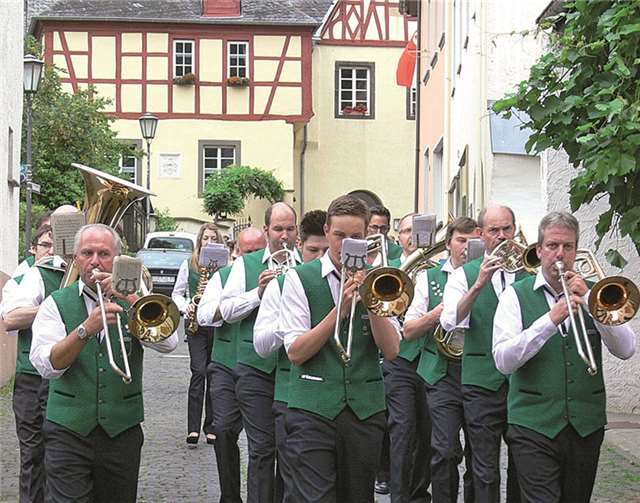 Die bekannten Hunsrückmusikanten aus Lieg führten den Festumzug an. TE