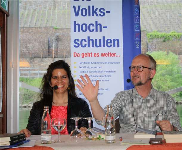 Die bekannten Krimiautoren Ralf Kramp und Dr. Carolin Gilbaya wussten im Rahmen einer mörderischen Moselrundfahrt ihr Publikum zu begeistern. TE