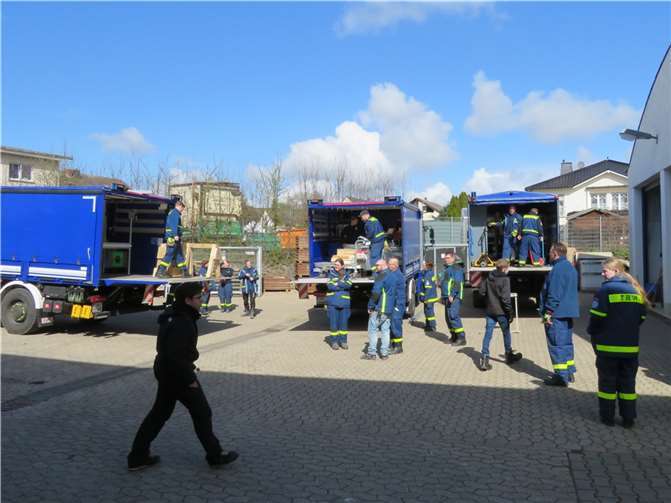 Die beladenden Fahrzeuge werden in der alten Unterkunft wieder entladen.  Foto: THW