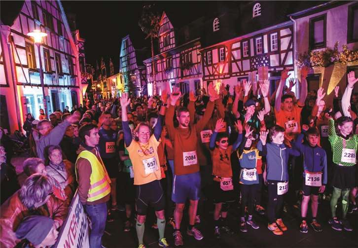 Die beleuchteten Fassaden der historischen Gebäude waren die perfekte Kulisse für den Halloweenlauf, an dem mehr als 700 Läuferinnen und Läufer teilnahmen. 