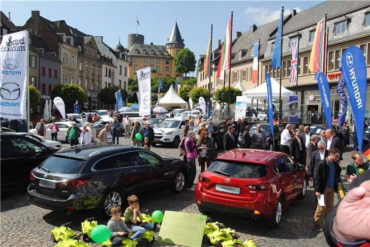 Die beliebte Autoschau lockt jedes Jahr zahlreiche Menschen nach Mayen. Der verkaufsoffene Sonntag rundet das Ganze perfekt ab.  Foto: Jacqueline Blang / Stadt Mayen