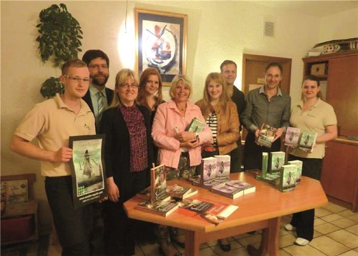 Die beliebte einheimische Erfolgsautorin Sandra Regnier (4. v. l.) stellte kürzlich im Hotel Germania ihre neue Pan-Fantasie-Trilogie bei einer Lesung vor. TE