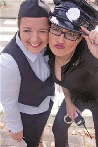 Die beliebten Event-Gutscheine gibt es jetzt für die Premiere des neuen Programms des Kabarett-Duos „Weibsbilder“ im röhrig-forum.privat