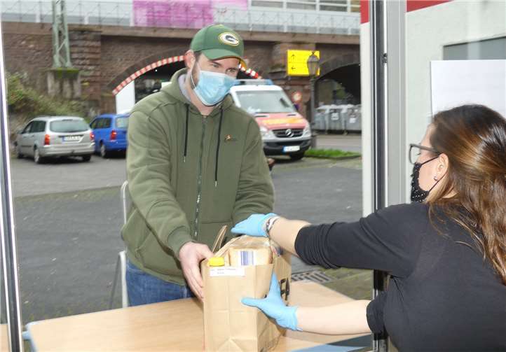 Die berechtigten/gelisteten Empfänger können nach Terminabsprache einmal wöchentlich die Nahrungsmittel abholen.