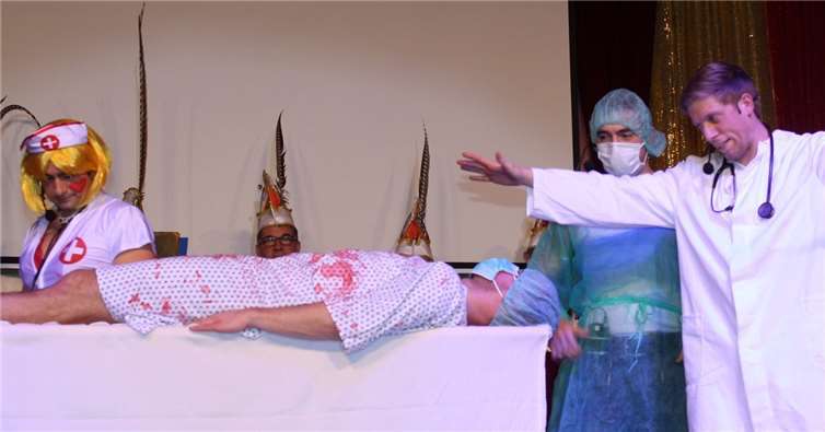 Die berühmt-berüchtigten Bauarbeiter versuchten sich diesmal als OP-Team in der Unfallchirurgie.. TE