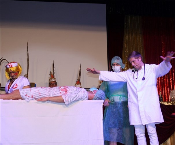 Die berühmt-berüchtigten Bauarbeiter versuchten sich diesmal als OP-Team in der Unfallchirurgie.