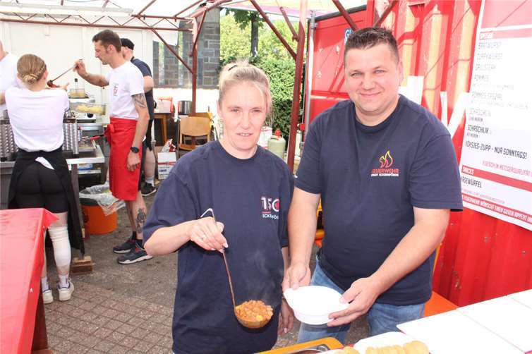 Kögsjeszupp beim Sommerfest zurück im Topf Die berühmte Kögsjeszupp wurde von Mitgliedern der befreundeten Feuerwehr Eckernförde ausgegeben.