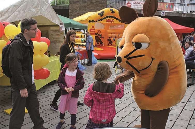Die berühmte Maus aus dem Fernsehen war beim Cochemer Kinderfest ebenfalls zu Gast und erhielt reichlich Streicheleinheiten.