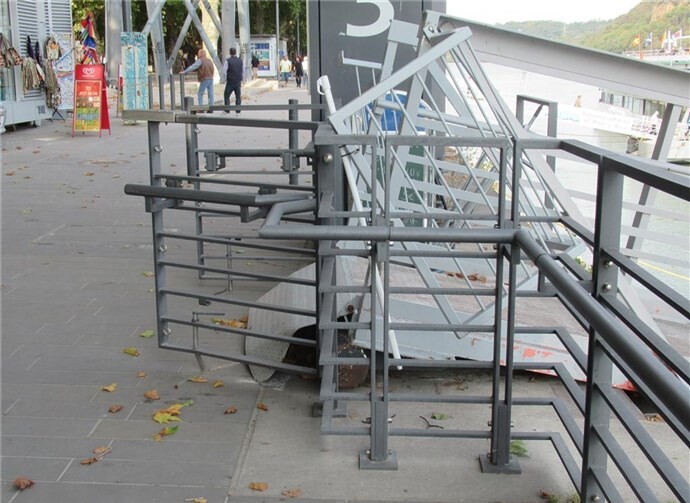 Die beschädigte Steganlage am Konrad-Adenauer-Ufer in Koblenz.Foto: Polizei