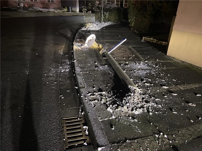 Die beschädigte Straßenlaterne in der Remagener Stadtmitte. Foto: Polizei 