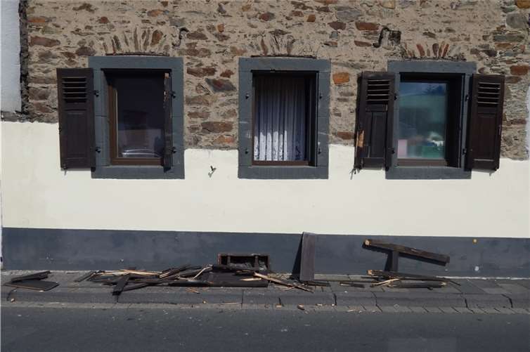 Die beschädigten Fensterläden. Foto: Polizeipräsidium Koblenz