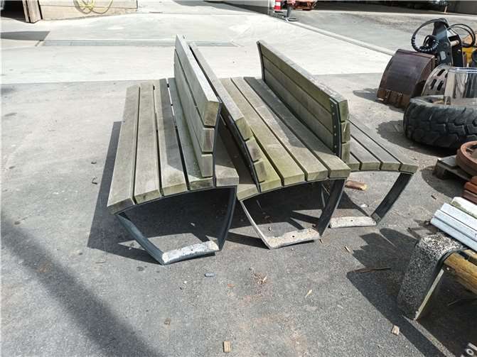 Die beschädigten Sitzbänke sind derzeit im städtischen Betriebshof zwischengelagert.  Foto: Betriebshof/Stadt Bad Neuenahr-Ahrweiler