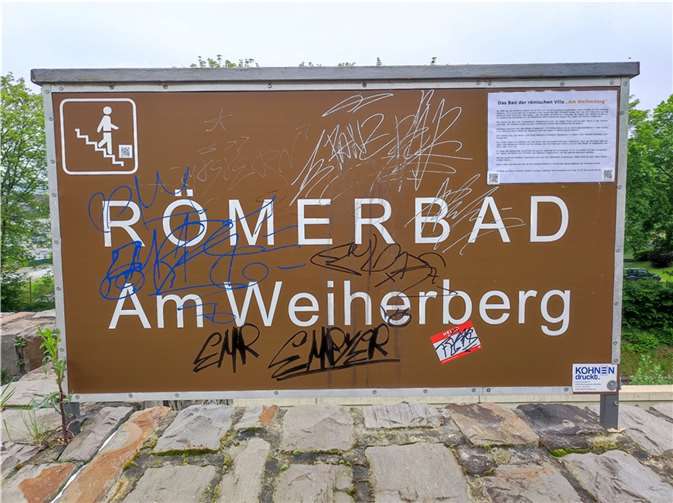 Die beschmierte Hinweistafel.  Foto: Michael Schneider