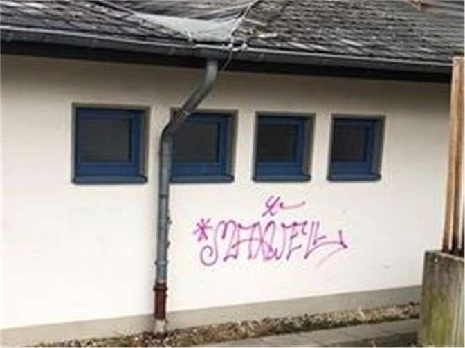 Die beschmierte Wand der August-Horch-Halle in Winningen.  Foto: Polizei