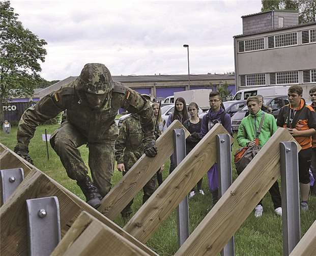 Die besonderen Ansprüche an die körperliche Fitness haben die Schüler beim Überwinden einer Hindernisbahn kennengelernt.