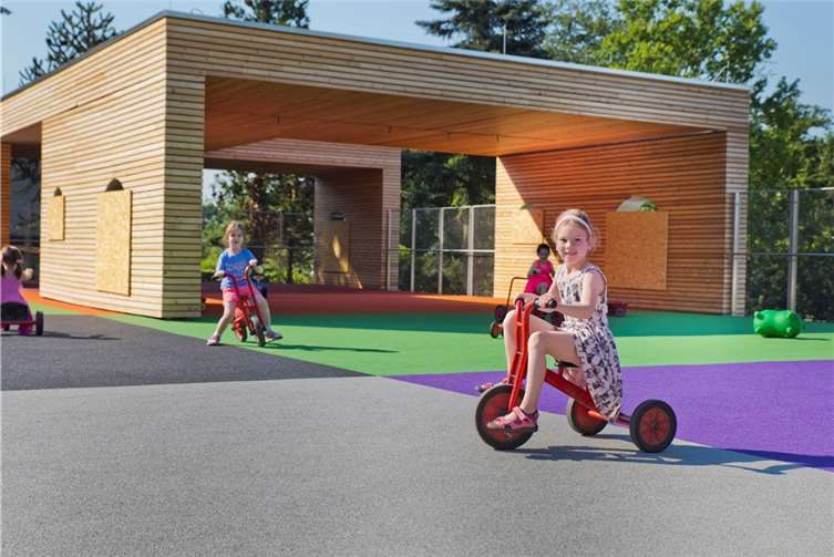 Die bespielbare Dachterrasse wurde mit stoßdämpfendem Belag ausgestattet - zur Freude der Kinder und Erzieherinnen.