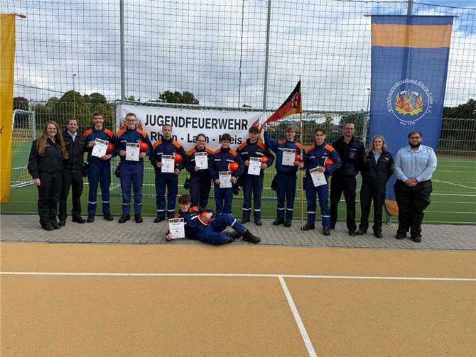 Erfolgreiche Abnahme der Leistungsspange Die bestandene Leistungsspange ist nicht nur eine verdiente Auszeichnung für die Jugendlichen, sondern auch ein sichtbares Zeichen für den starken Nachwuchs in der Feuerwehr. Foto: Peter Schäfer