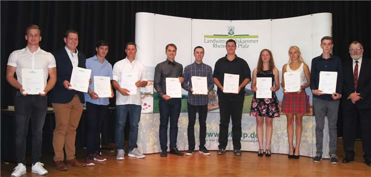Die besten Absolventinnen und Absolventen zusammen mit Ökonomierat Heribert Metternich. Foto: LWK RLP