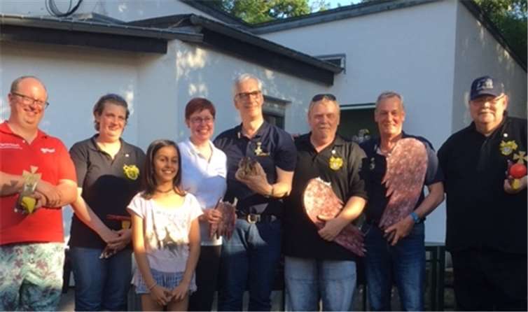 Die besten Narrenschützen und Narrenmajestäten: v.li. Michael Berndt, Sandra Schallenberg, Amira Righ-Christ, Sigrid Wiersberg, Konrad Obladen, Peter Kochems, Dieter Bückmann und Willi Schneider.privat