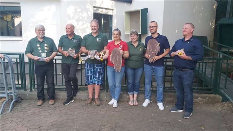 Die besten Narrenschützinnen und Narrenschützen sind (v. l.): Udo Enders (Schützenkönig und stellv. Brudermeister), Detlef Gast, Martens Fischer (beide Stadtsoldatencorps), Marion Möller (Rheembacher Fastelovendsjecke), Hannelore Enders (Königin und Schützenliesel), Lukas Sauer und Hans-Peter Watty (beide NCR Blau-Gold). Foto: privat
