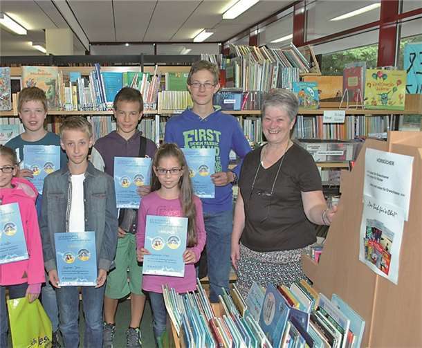 Die besten Sommerleser und die Leiterin der Stadtbücherei Waltraud Thormann nach der Siegerehrung. BL