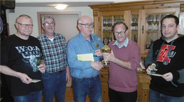 Die besten Spieler des Skatturniers mit dem Vorsitzenden Josef Chevally. Foto: privat