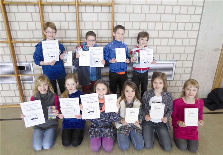 Die besten Turner der Schule: (Hinten) Felix, Leon, Luke und Florian, (vorn) Emily, Sophia, Kim, Mira, Annalena und Leonie.  Privat