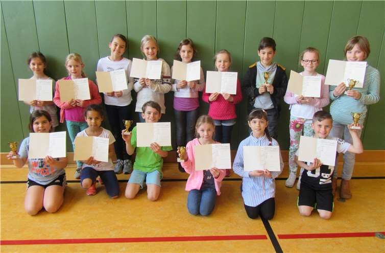 Die besten Turner und Turnerinnen der Schule (mit Pokal die Jahrgangsbesten): (hinten v.l.) Eileen Dietz, Romy Krings, Helene Trott, Helena Varvodic, Karina Vogel, Samuel Campailla, Pia Herick, Emma Dünchem; (vorne v.l.) Pia Danne, Joleen Eilert, Jacob Dünchem, Lina Schmengler, Lena Guwa, Theo Peifer. Foto: privat
