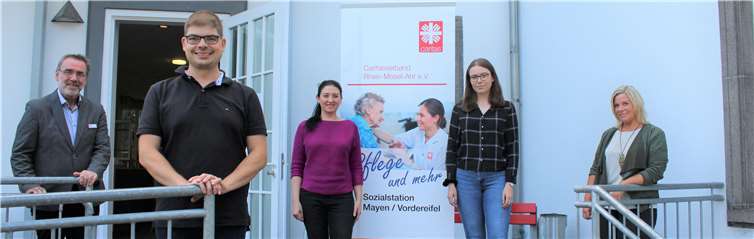 Die besten Wünsche zur Ausbildung erhielten Nataliia Zaitseva (Dritte von links) und Natascha Rörig (Vierte von links) von Daniela Ihle (rechts) und von (von links) Werner Steffens und Jörg Wiesmeier.Foto: Caritas