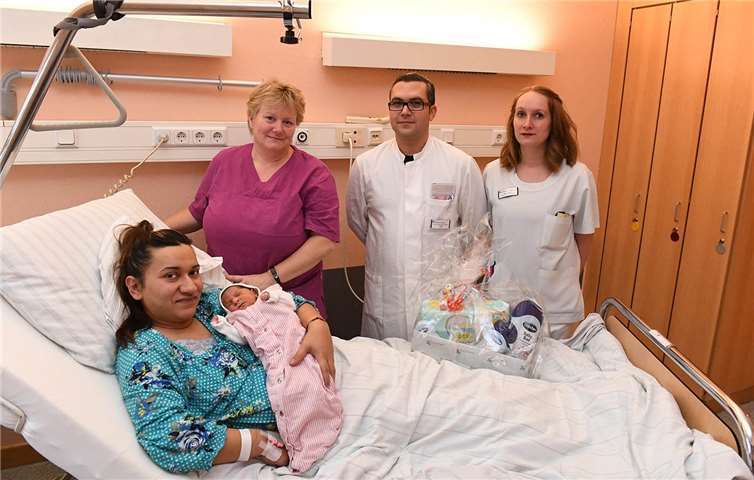 Das Mayener Neujahrsbaby heißt Zahide Die besten Wünsche zur Geburt des Neujahrsbabys überbrachten Oberarzt Dr. Kaweh Aghai sowie Hebamme Steffi Hude (links) und Kinderkrankenpflegerin Nadine Baltes. Privat