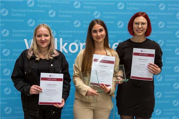 Die besten drei Nachwuchsfriseurinnen aus dem nördlichen Rheinland-Pfalz sind (von links) die Drittplatzierte Annika Maj-Britt Seibel, Landessiegerin Hazal Ergüzel und die Zweitplatzierte Leonie Küpper.  Fotos: Klaus Herzmann