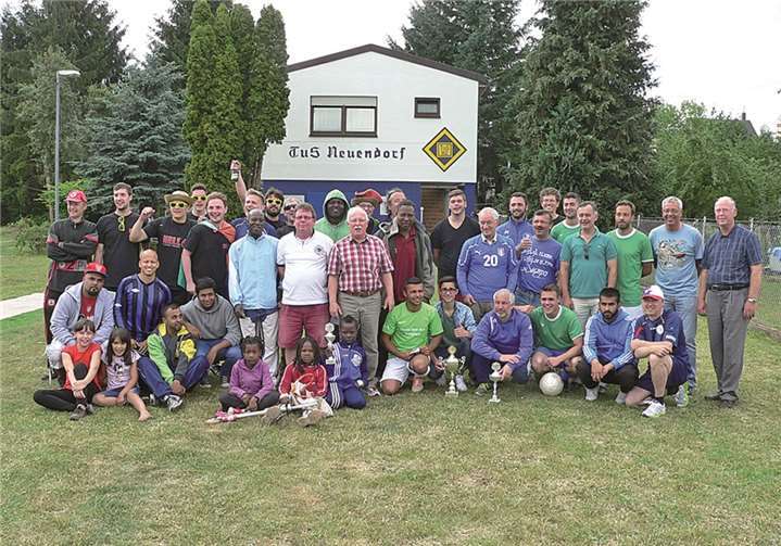 Die bestplatzierten Mannschaften nach der Siegerehrung.  Privat